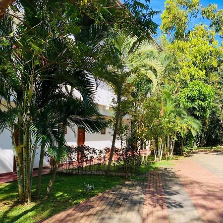 Sakalya Lake View Hotel Tissamaharama Exterior photo