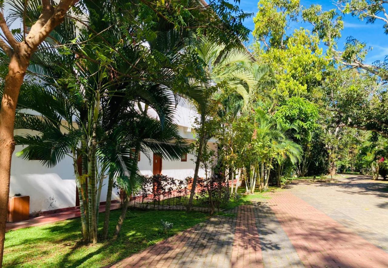 Sakalya Lake View Hotel Tissamaharama Exterior photo