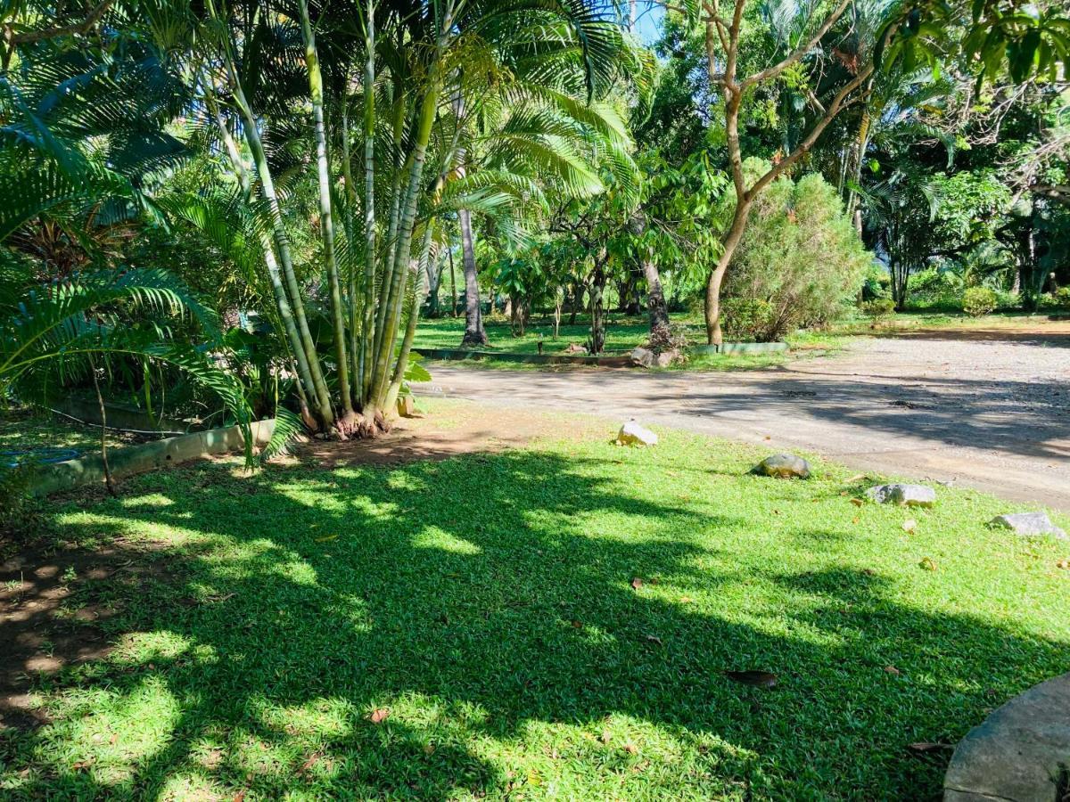 Sakalya Lake View Hotel Tissamaharama Exterior photo